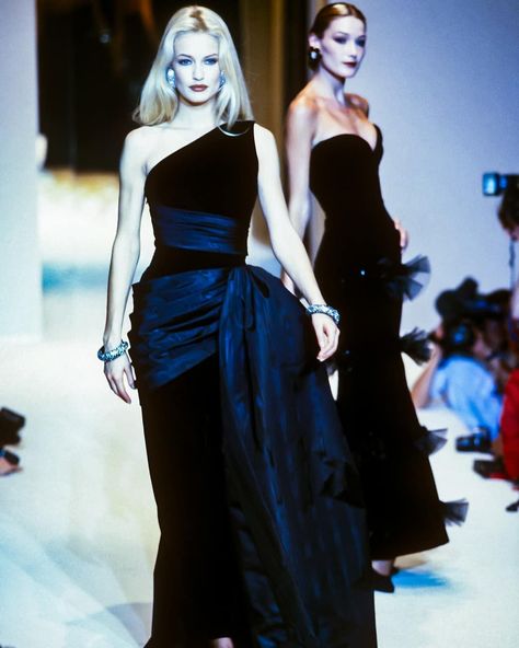 The Fashion Retrospective on Instagram: “All of Karen Mulder's appearances in the final haute couture show of Hubert de Givenchy, fall 1995. Delightful 👌🏼 . . . .…” Givenchy Haute Couture, Haute Couture Runway, Karen Mulder, Fashion Show Runway, High Fashion Runway, 90s Runway Fashion, Mode Hippie, Runway Fashion Couture, 파티 드레스