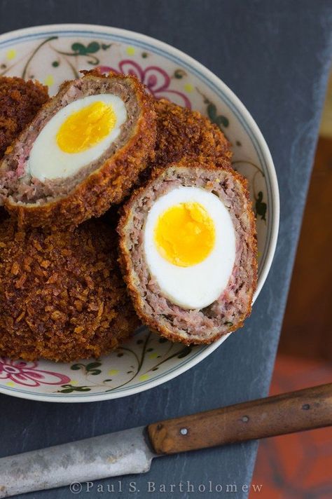 Scotch Eggs Homemade Scotch Eggs, Guy Food, Scotch Eggs Recipe, Scottish Festival, Flexitarian Recipes, Scooby Snacks, Scottish Recipes, Paleo Life, Fortnum Mason