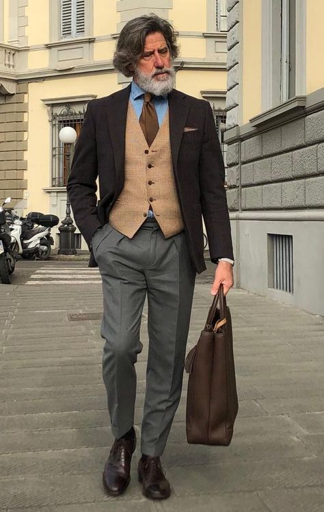 You may have already noted that many men's business outfits do not even need a jacket. Only trousers and shirts are enough. And lokking at this approach, the shirt is the most important detail here. It sets the tone, shapes the style and creates the whole image of successful man. You can choose the color, cut and even prints, and the whole image always changes, following only one piece. Men Style Outfits, Old Man Outfit, Casual Sport Coats, Dapper Fashion, Older Mens Fashion, Mens Fashion Classic, Dapper Style, Suit Style, Men Fashion Casual Outfits