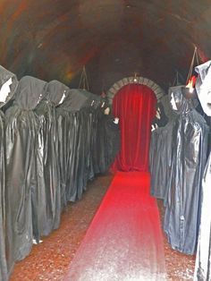 129 World`s Insanest Scary Halloween Haunted House Ideas Halloween Maze, Dekorasi Halloween, Haunted House Diy, Halloween Haunted House Decorations, Diy Haunted House Props, Scary Haunted House, Haunted House Decorations, Casa Halloween, Halloween Fest