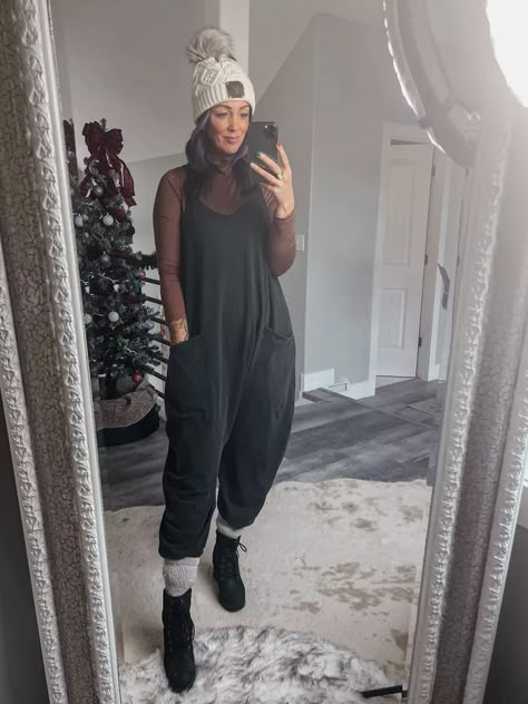 Women’s Maternity Outfits, Winter Onsies Women, Onsies Outfit Women, Boho Outfits Cold Weather, Oversized Jumpsuit Outfit Winter, Lounge Jumpsuit Outfit, Baggy Jumpsuit Outfit Winter, Jumpsuits In Winter, Onsies Ideas Women