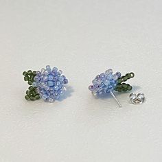 Flower Beaded Earrings, Beaded Stud Earrings, Bead Flowers, Seed Bead Flowers, Bead Tutorials, Beaded Earrings Tutorials, Metalwork Jewelry, Hydrangea Flowers, Bead Sewing