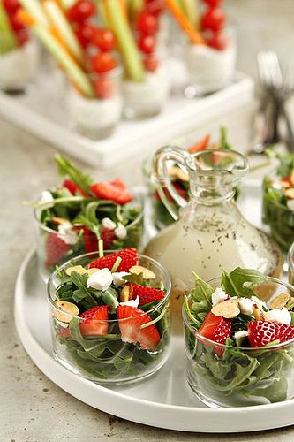 Great way to serve salad at a stand-up event سلطة البنجر, Sommer Mad, Strawberry Salad, Shower Food, Appetizer Salads, Snacks Für Party, Baby Shower Food, Mini Foods, Food Presentation