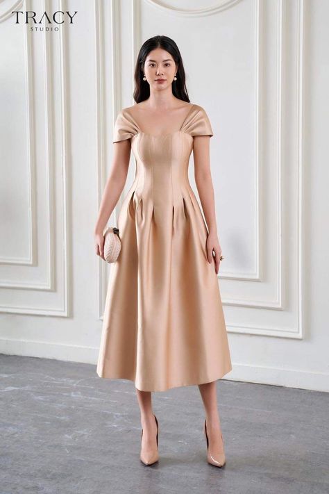 Gaun Satin Dresses, Nude Dresses, Elegant Couture, Bridesmaids Ideas, Dress Body Type, Filipiniana Dress, Korea Dress, Glam Dress, Gowns Dresses Elegant