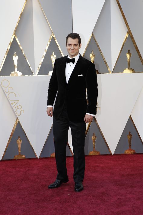 View Oscars 2016 red carpet arrivals photos to see fashion, best dressed and celebrities attending the 88th Academy Awards. Henry Cavill Tuxedo, Henry Cavill Red Carpet, Best Tuxedo, Chris Evans Girlfriend, Indian Wedding Deco, Cool Tuxedos, Best Dressed Men, Henry Cavill News, Oscars 2016