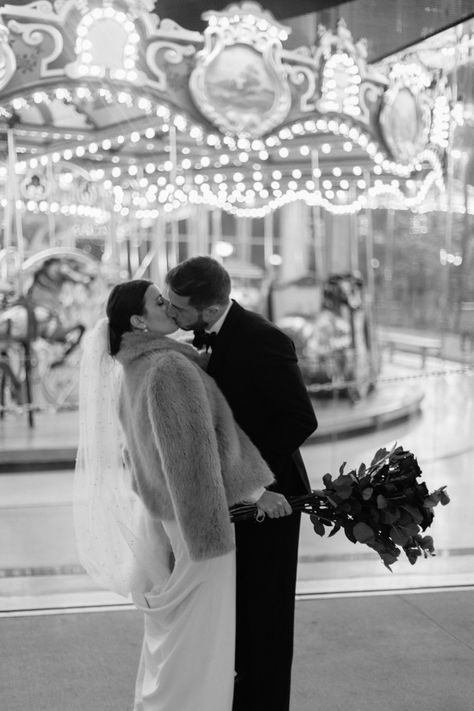 Dumbo Wedding Photos, New York Winter Elopement, Nyc Winter Elopement, Winter Prewedding Photoshoot, Nyc Engagement Photos Winter, Winter City Wedding, Winter Wedding Photoshoot, Brooklyn Elopement, New York Dream