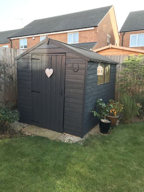 Painted shed in dark grey Dark Grey Shed Ideas, Paint Garden Shed, Dark Shed Colors, Dark Grey Shed, Grey Shed Ideas, Painted Sheds Ideas Colour, Shed Painting Ideas, Shed Paint Ideas, Grey Shed