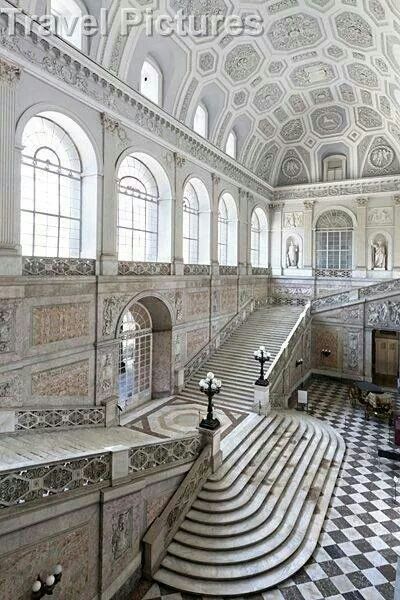 Naples Western Architecture, Architecture Antique, Marble Staircase, Marble Floors, Toscana Italia, Italian Architecture, Royal Residence, Naples Italy, Southern Italy