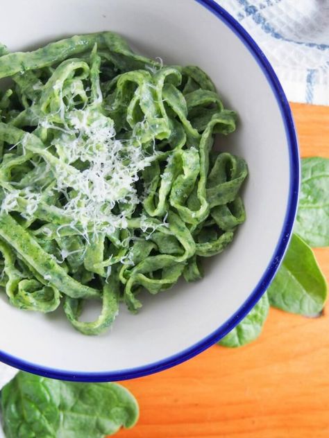 Fresh spinach pasta is easier than you might think and the result is so delicious. Try with a simple sauce/browned butter for a delicious meal. Spinach Pasta Dough, Homemade Spinach Pasta, Crab Ravioli, Spinach Noodles, Spinach Pasta Recipes, Pasta Dough Recipes, Homemade Pasta Recipe, Easy Tomato Sauce, Homemade Gnocchi