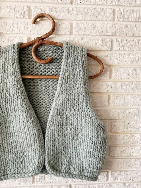 Ravelry: Maker Vest by Caidree Chunky Vest, Bulky Yarn Patterns, V Neck Vest, Knitting Club, Diy Sweater, Knit Vest Pattern, Crochet Vest Pattern, I Cord, Vest Pattern