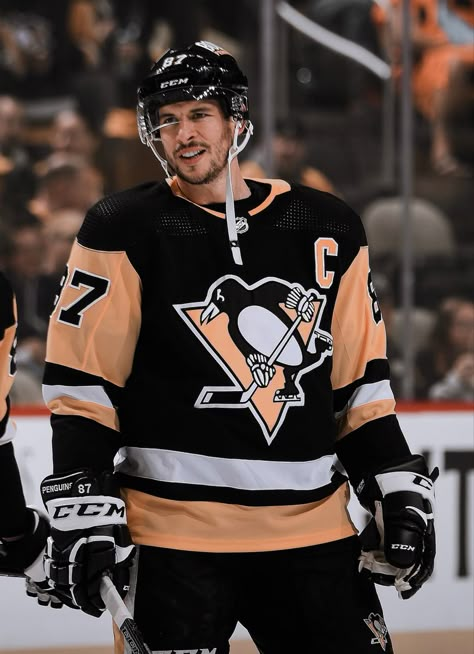 Pittsburgh Penguins Aesthetic, Sidney Crosby Aesthetic, Sidney Crosby Wallpaper, Sketches Quotes, Sydney Crosby, Canadian Hockey Players, Nhl Wallpaper, Hockey Guys, Hot Hockey Players