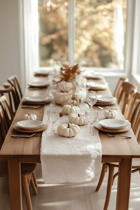 White Thanksgiving Tablescapes, Thanksgiving Dining Room Table, White Thanksgiving Decor, Tropical Thanksgiving, Simple Thanksgiving Dinner, Thanksgiving Tablescapes Simple, Thanksgiving Table Setup, Easy Thanksgiving Dinner, Dinner Tablescape