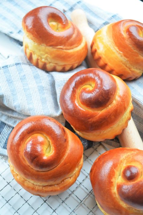 Sweet Buns Recipe, Batch Baking, Mini Bun, Small Batch Baking, Buns Recipe, Sweet Buns, Delicious Donuts, Bun Recipe, Brioche Buns