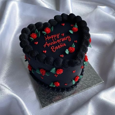 Red And Black Heart Cake, Heart Cake Aesthetic, Pinterest Cakes, Brownies Homemade, Vintage Heart Cake, Bolo Vintage, Red Birthday Cakes, Cake Brownies, Vintage Birthday Cakes