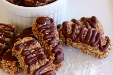 Skinny Mini Desserts - Quinoa Almond Joy Bars Quinoa Dessert Recipes, Quinoa Desserts, Almond Joy Bars, Almond Joy, Quinoa Recipes, Clean Eats, Granola Bars, Healthy Sweets, Mini Desserts