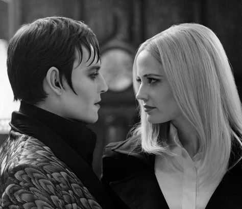 ★☆ Barnabas Collins & Angelique Bouchard☆★ Eva Green Dark Shadows, Johnny Depp Dark Shadows, Dark Shadows Movie, Barnabas Collins, Manu Bennett, Shadow Images, Johnny Depp Movies, Tim Burton Films, Tim Burton Movie