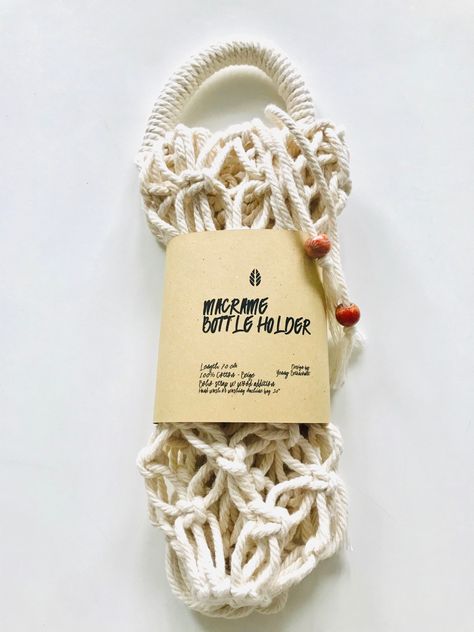 Macrame Packaging Ideas, Macrame Packaging, Crochet Bottle Bag, Macrame Bottle Holder, Plastic Packaging Design, Crochet Bottle Holder, Macrame Bottle, Cover Design Ideas, Crochet Water Bottle