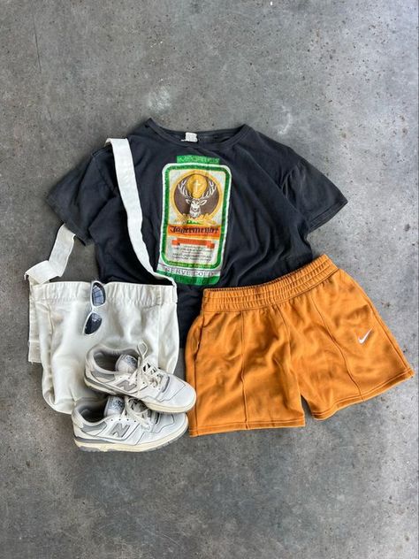 2023 Shorts Outfits, Nike Sweat Shorts Outfit, Sweat Short Outfits, White New Balance Shoes, Sweat Shorts Outfit, Grey Shorts Outfit, Nike Sweat Shorts, Simple Streetwear, White New Balance