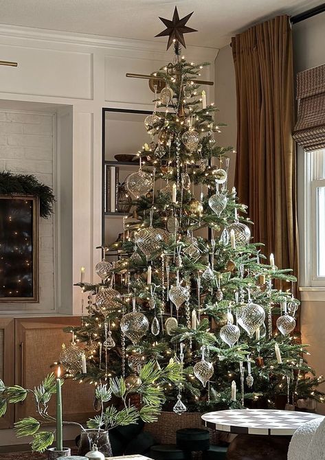 Christmas Tree Inspo, Christmas Tree Decorating Themes, Crystal Christmas Tree, Elegant Christmas Trees, Christmas Decor Inspiration, Christmas Tablescape, Christmas Tree Inspiration, Christmas Interiors, Christmas Themes Decorations