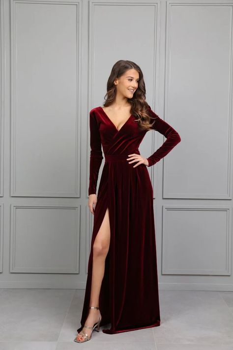 Outfit Boda, Burgundy Velvet Dress, Long Sleeve Bridesmaid Dress, January Wedding, Kebaya Dress, Velvet Bridesmaid Dresses, Burgundy Bridesmaid, Neck Deep, Velvet Maxi Dress