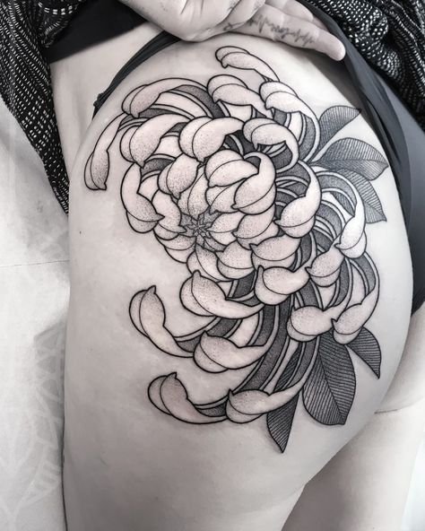 Chrysanthemum Tattoo Thigh, Japanese Crysamthmum Flower Tattoo, Crisantemo Tattoo, Designing Tattoos, 2024 Tattoo, Japanese Flower Tattoo, Evil Tattoo, Chrysanthemum Tattoo, Goth Tattoo