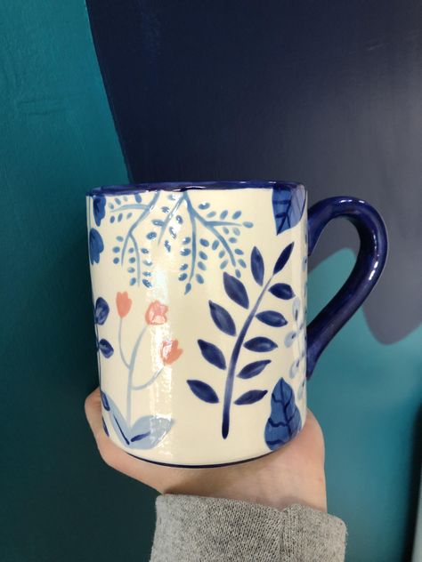 Abstract blue floral and foliage mug 🔵 #potterypainting #ceramics #paintyourownpottery #mug #paintingideas #ceramicpainting Hand Painted Mugs Easy, Easy Mug Painting Ideas, Pottery Painting Blue, Painting Mugs Ideas, Mug Painting Ideas Easy, Painted Ceramic Mug, Paint Pottery, Diy Pottery Painting, Box Creative