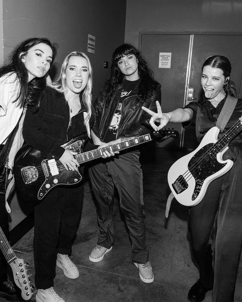 Band Outfits Stage Grunge, Band Performance Outfits, Female Band Aesthetic, Y2k Band Aesthetic, 2000s Band Aesthetic, Band Girl Aesthetic, Girlband Aesthetic, Girl Band Aesthetic, Bands On Stage