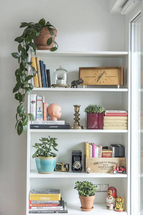 Bookshelf Wall Decor, Shelf Book Decor, Work Office Bookshelf Decor, Artsy Bookshelves, Styling Shelves Bedroom, Cute Shelf Decor Ideas, Book Ends Aesthetic, Bookshelf Styling Bedroom, Bookshelf Styling With Books