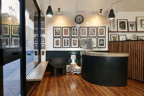 Tattoo Interior Design, Tattoo Parlor Interior, Tattoo Shop Interior Design, Tattoo Studio Decoration Ideas, Vagabond Tattoo, Tattoo Shop Interior, Tattoo Shop Decor, Tattoo Studio Interior, Loft Playroom