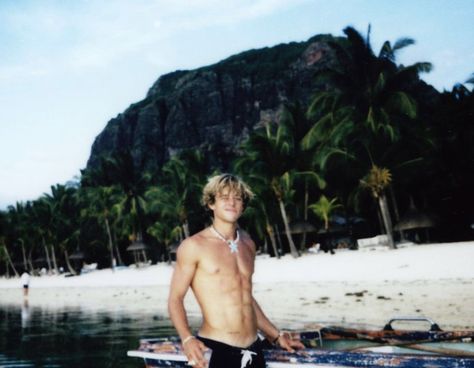 Boy Beach Aesthetic, Surfer Boys Style, Beach Boy Aesthetic, Surfer Boy Aesthetic, Surf Guys, Surf Boy, Surfer Aesthetic, Surf Boys, Surfer Vibes