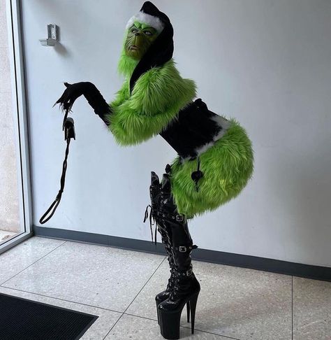 Cursed Baddie Images, The Grinch Funny Pictures, Cursed Grinch, Funny Outfits For Women, Grinch Twerking, Baddie Grinch, Grinch Memes, Grinch Costume, Grinch Funny