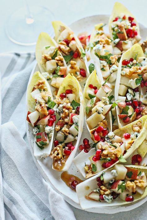 Pear, Walnut, and Endive Appetizer is perfect for a holiday party! Think of endive cups as handheld salad bites. Super easy endive recipe for entertaining! Endive Cups, Hellofresh Vegetarian, Wonton Cups Appetizers, Endive Appetizers, Salad Bites, Endive Recipes, Endive Salad, Blue Cheese Salad, Simple Vinaigrette