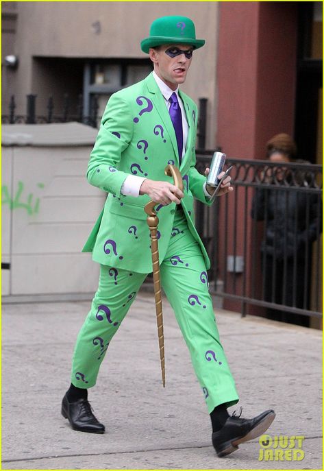 Neil Patrick Harris goes green while channeling the Riddler from the Batman series on Halloween (October 31) in New York City. #NPH #Halloween The Riddler Costume, Batman Villain Costumes, Work Costumes, Riddler Costume, Batman Villain, David Burtka, Batman Villains, Halloween Couples, Batman Outfits