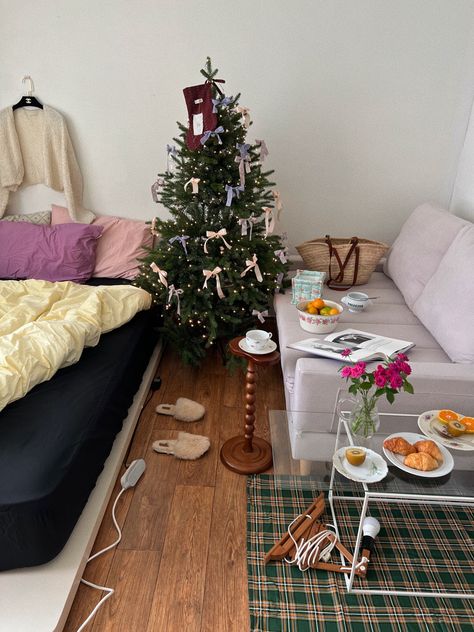 Christmas Tree In Small Space, Christmas Tree Small Living Room, Small Space Christmas Tree, Christmas Apartment, Christmas Feeling, Cute Room Decor, Room Inspiration Bedroom, Small Apartment, Apartment Interior