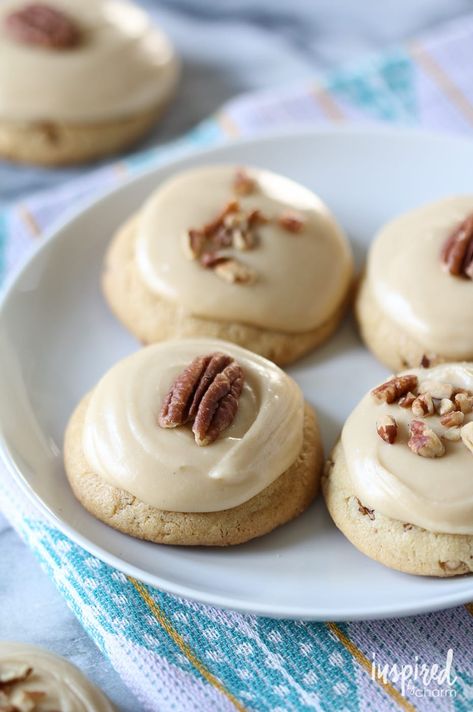 Brown Sugar Pecan Cookies, Fall Baking Ideas, Frosted Pumpkin Cookies, Pumpkin Spice Cream, Fall Cookie Recipes, Pumpkin Sugar Cookies, Easy No Bake Cheesecake, Sugared Pecans, Butter Pecan Cookies