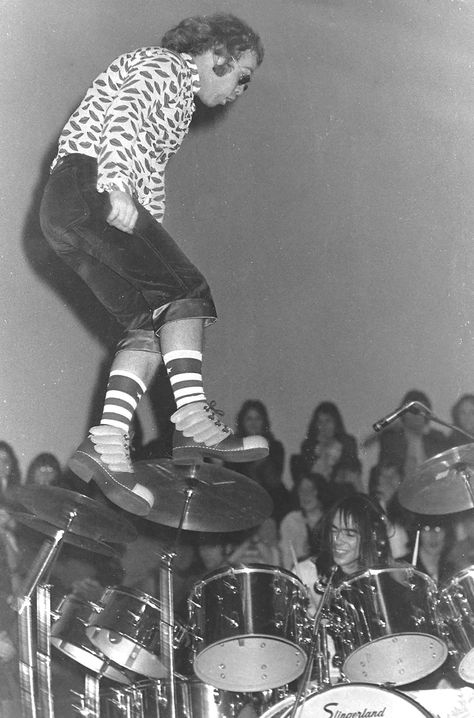 Elton John jumping off his piano at Watford Town Hall in 1972 Elton John 70s, Elton John Quotes, No Lyrics, Gay Quotes, 70s Shoes, Song Of The Day, Captain Fantastic, Rocket Man, Quotes Lyrics