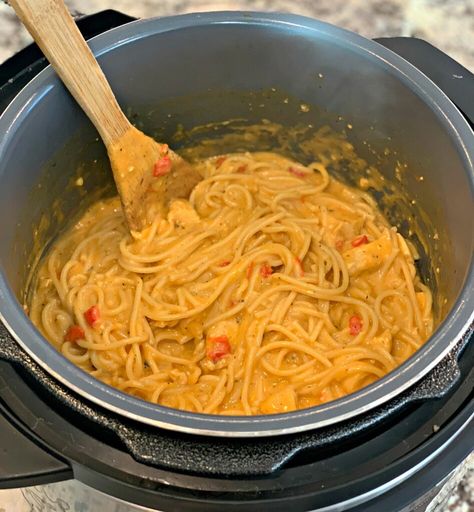 Instant Pot Chicken Spaghetti - The Cookin Chicks Cheesy Chicken Spaghetti Instant Pot, Instapot Chicken Spaghetti Recipe, Instapot Chicken Spaghetti, Chicken Spaghetti Instant Pot, Spaghetti In Instant Pot, Ground Chicken Spaghetti, Spaghetti Instant Pot, Instant Pot Chicken Spaghetti, Easy Chicken Spaghetti Recipe