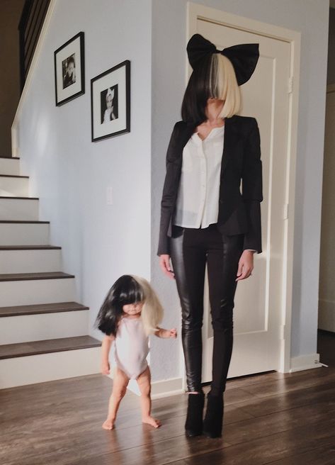 Best Mother Daughter Halloween Costumes, Sia Halloween Costume, Celebrity Themed Party Costume Ideas, Mommy And Daughter Halloween Costumes, Pregnant Costumes, Sia Costume, Mother Daughter Halloween Costumes, Mother Daughter Costumes, Songbird Serenade