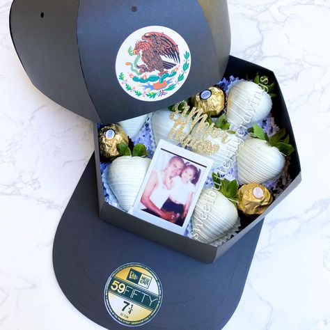 Father’s Day Treat Boxes, Fathers Day Treats, Father’s Day Treats, Fathers Day Gift Basket, Halloween Props Diy, Sweet Box, Father's Day Diy, Chocolate Strawberries, Chocolate Covered Strawberries