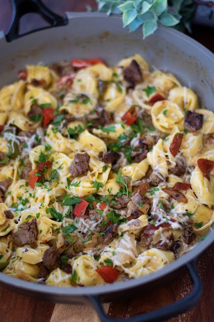 The Kitchen Wife: Simple One Pot Garlic Parmesan Steak and Tortellin... Garlic Parm Steak Tortellini, Single Pan Dinners, One Pot Skillet Meals, Steak Casserole Recipes, Steak Tortellini, Garlic Parmesan Steak, Pasta Rasta, Parmesan Steak, Tortellini Skillet