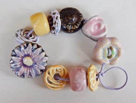 Set flower , Beads made of ceramic and stoneware . By Mª Carmen Rodriguez ( Majoyoal ) https://www.facebook.com/groups/CeramicArtBeadMarket Gacha Pouch, Porcelain Beads, Beads Ideas, Pottery Crafts, Clay Art Projects, Clay Necklace, Funky Jewelry, Flower Beads, Clay Charms