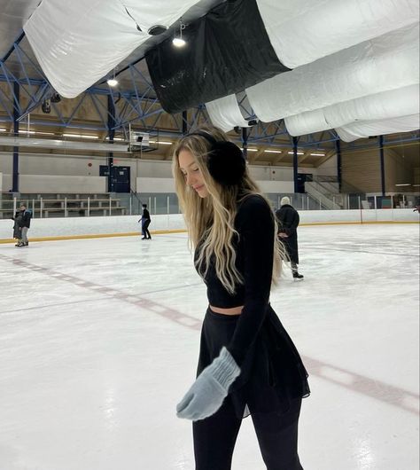 Blonde Ice Skater, Ice Skate Aesthetic, Ice Skating Outfit Casual, Skate Girl Outfit, Aesthetic Skate, Art Syllabus, Golden Bday, Skate Outfit, Wonderland Clothes