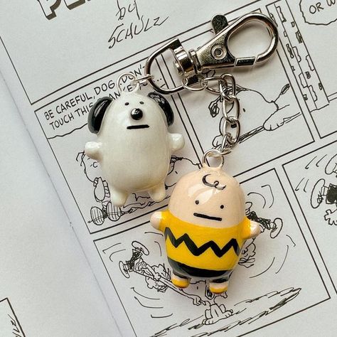 Clay Decorations Aesthetic, Polymer Clay Crafts Keychain, Snoopy Diy Crafts, Snoopy Clay Charm, Snoopy Clay Figures, Clay Keychain Aesthetic, Snoopy Gift Ideas, Snoopy Pottery, Clay Decor Ideas