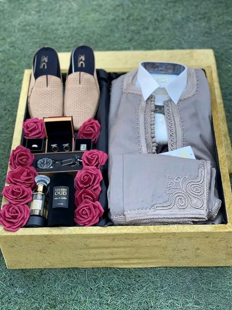 Chhab Decoration Idea For Men, Engagement Hamper Ideas For Groom, Engagement Gift For Groom, Engagement Basket, Hampers For Men, Groom Gift Box, Posh Dresses, Gifts Packing, Wedding Gift Hampers