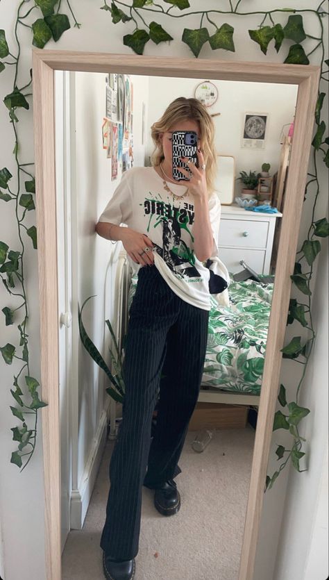 Pinstripe Pants Aesthetic, How To Style Pinstripe Pants, Pinstripe Pants Outfit Aesthetic, Pinstripe Jeans Outfit, Marzia Bisognin Outfits, Pinstripe Trousers Outfit, Doc Outfits, Pinstripe Pants Outfit, Rock Star Outfit