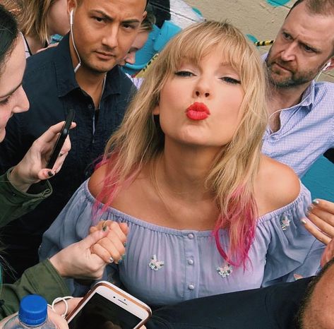 SHES SO ADORABLE😚💕 Taylor Swift Twitter, Taylor Swift 2014, Taylor Swift Pink, Swift Facts, Taylor Swift Facts, Teen Choice Awards, Red Taylor, Taylor Swift Fan, Taylor Swift 13