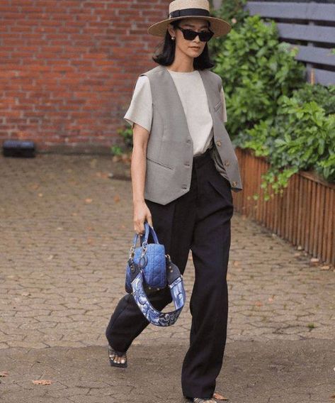 Old Money Outfits Women, Look Working Girl, Waistcoat Outfit, Street Style 2023, Old Money Outfits, Money Fashion, Style 2023, Elegant Styles, Vest Fashion