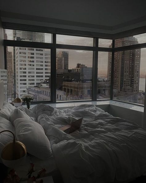 Penthouse Bedroom Aesthetic, Penthouse Bedroom, City View Apartment, Apartment View, Deco Studio, Apartment Aesthetic, Apartment Life, New York Apartment, Aesthetic Rooms