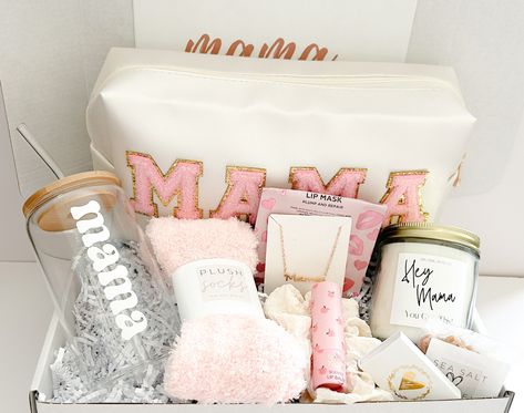 Are you looking for the perfect gift basket for that special woman in your life? Look no further our MAMA deluxe gift box.  This perfectly curated multi-purpose bag is the ideal gift for all the moms out there!  All our boxes are hand packed with the highest quality of comfort items and made specially for you. Want to change out items or make substitutions?  Let us know and we can make you a custom box.  GIFT BOX INCLUDES: ♥ 8oz "Hey Mama You Git This" jar candle with bamboo lid ♥ mini matchbox with gold heart detail ♥ moisturizing lip balm ♥ delicious sea salt caramels ♥ adorable elastic beaded bracelets with a gold heart charm. (4) ♥ MAMA multi-purpose toiletries/ makeup bag  ♥ MAMA gold tone necklace ♥ light weight solid scrunchie hair tie ♥ plush solid socks perfect for year round ♥  M Post Partum Basket Gift Ideas, New Mommy Care Package, Basket For Mom After Birth, Christmas Gifts For Step Mom, Gifts For A New Mom Care Packages, Soon To Be Mom Gift Basket, Mama To Be Gift Basket, Gift Baskets For New Moms, Pregnancy Basket Care Packages