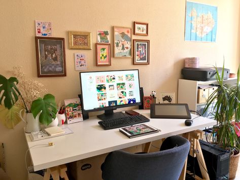 Graphic Design Workspace, Graphic Designer Desk, Her Home Office, Design Studio Workspace, Dribbble Design, Design Desks, Pastel Home Decor, Art Studio Room, My Workspace